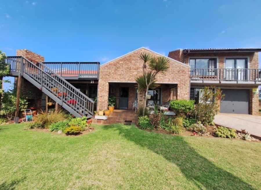 4 Bedroom Property for Sale in Boggomsbaai Western Cape